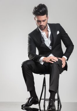 zarif genç adam stitting üzerinde ararken bir tabure