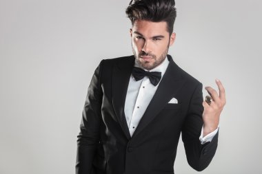 onun parmak dayama smokin yakışıklı genç