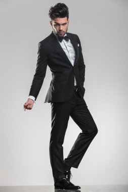  genç adamın parmağını yapışması ise kameraya bakıyor