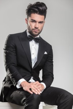 çekici genç giyen smokin oturan adam 
