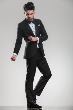  zarif yakışıklı bir adam onun parmak dayama