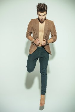 atlama ve ceketini çekerek moda erkek 