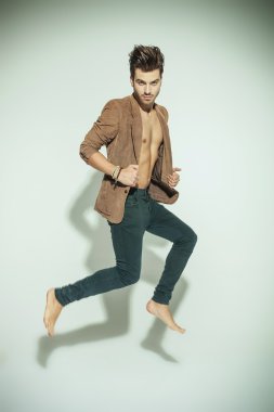 moda adam kameraya bakarken atlama