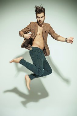 atlama çekici moda erkek yan görünüm