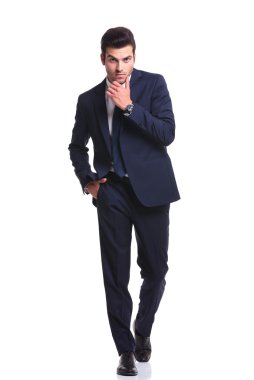 çenesini tırmalamak yakışıklı iş adamı 