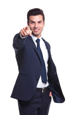 İş adamı kamerayı işaret ediyor.