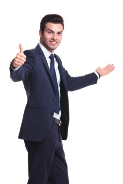 bir şey sunmak ve göstermek iş adamı thumbs-up