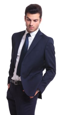 şık iş adamı aşağı bakıyor