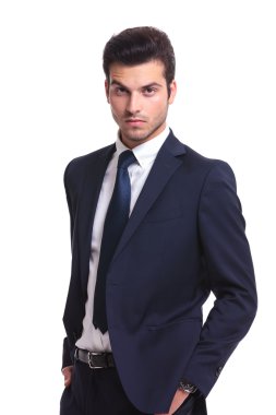 Sana bakarken yakışıklı iş adamı 