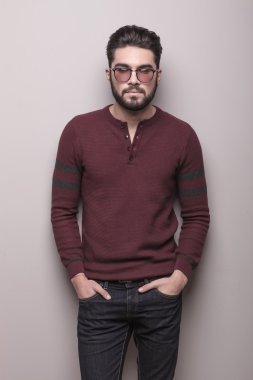 güneş gözlüğü ve bordo kazak giyen genç adam