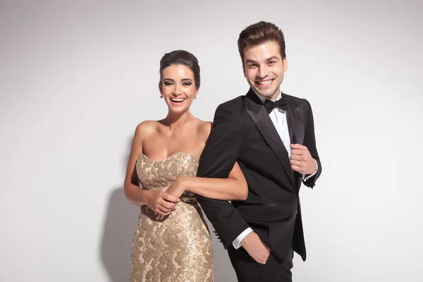 Elegante pareja riendo por la cámara — Foto de Stock