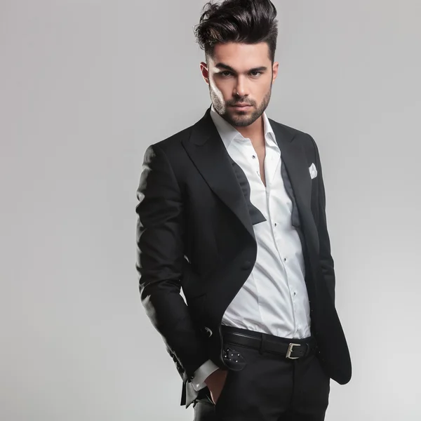 Kameraya bakarak smokin genç adam