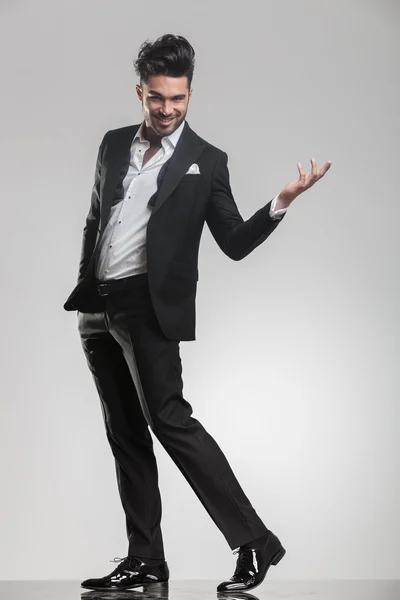 Eleganta mannen gå medan du håller ena handen i luften — Stockfoto
