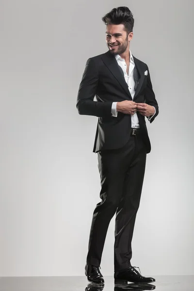 Elegante jongeman sluiten zijn tuxedo — Stockfoto