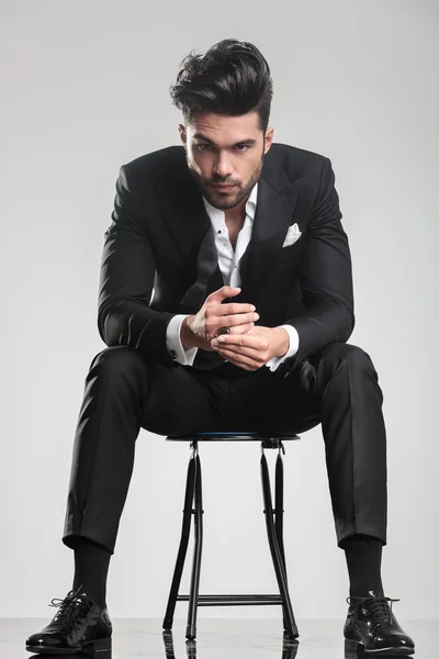 Man in tuxedo looking at the camera — Stock Photo, Image