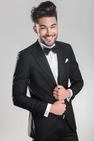 Young man wearing a tuxedo smiling — Stock Photo, Image