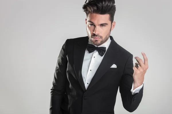 Handsome young man in tuxedo snapping his finger — Stock Photo, Image