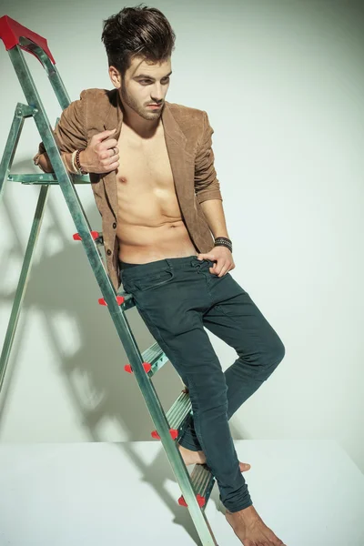 Imagen de un hombre guapo de la moda inclinándose a una escalera — Foto de Stock