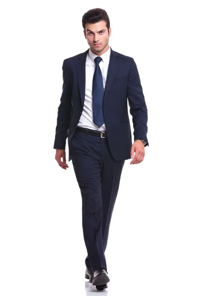 Элегантный бизнесмен ходит на белом фоне — стоковое фото