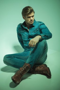 Elini onun diz dinlenme süre oturan moda adam.