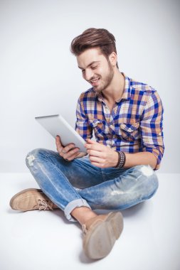 Holding ve tablet pad bilgisayar başında arıyorum moda erkek.