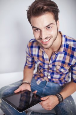 moda erkek gülümseyen iken tablet pad bilgisayar holding 