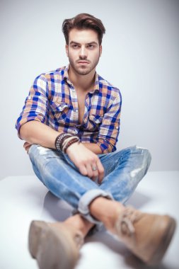 moda adam uzakta kameradan bakan 