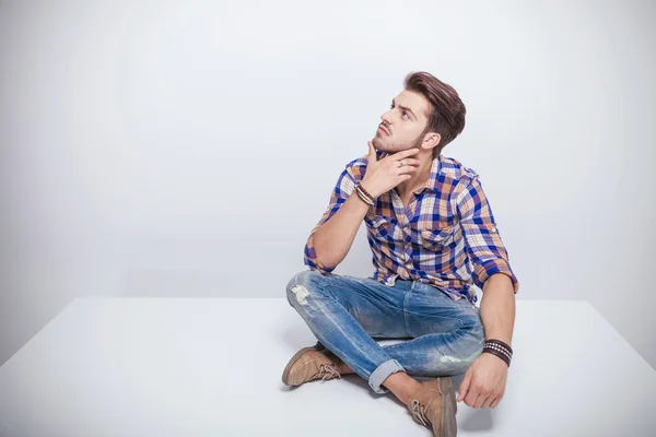 Jovem bonito pensando enquanto olha para cima . — Fotografia de Stock