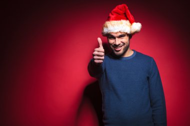 Genç santa yukarı işareti gösteriliyor