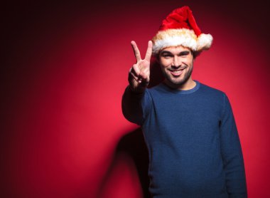 Genç Noel zafer işareti gösteren gülümseyen