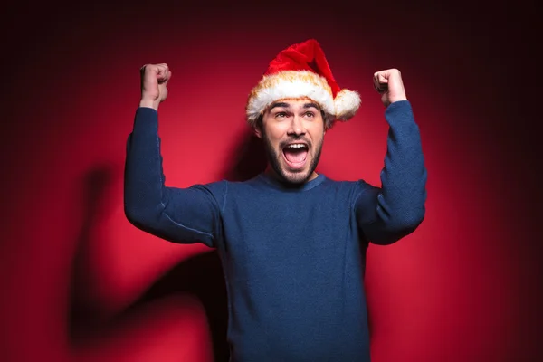Счастливый молодой Санта-человек празднует — стоковое фото
