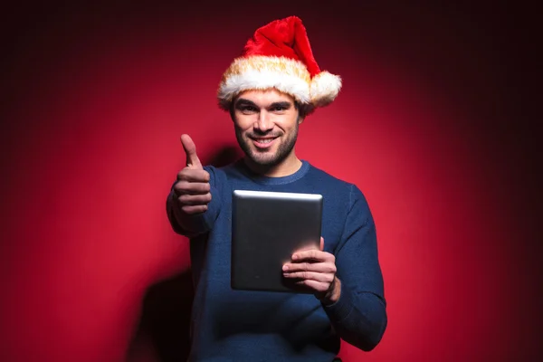 Joven santa hombre haciendo el ok pulgares hacia arriba gesto — Foto de Stock