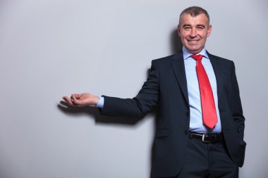 Orta yaşlı adam elini cebine holding