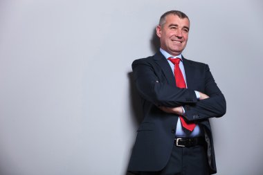 iş adam uzakta onun silah tutarken bakan geçti
