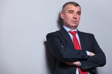 Kollarını tutan yaşlı iş adamı geçti 