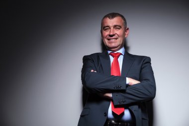 kameraya gülümseyen orta yaşlı iş adamı 