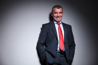  cebinde ellerini tutarak gülümseyen iş adamı