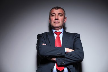 iş adamı ararken bir gri duvara yaslanmış