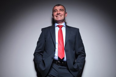 Gülümseyen ve ararken orta yaşlı iş adamı