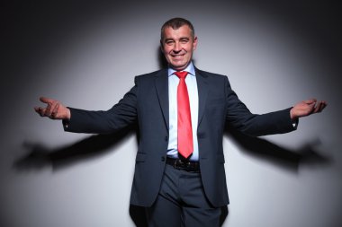 sizi karşılayan süre gülümseyen iş adamı