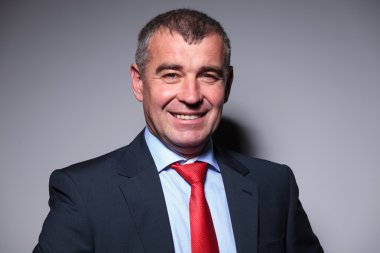 Gülümseyen bir orta yaşlı iş adamı yakın çekim
