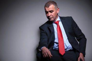 İş adamı aşağı bakıyor orta yaşlı