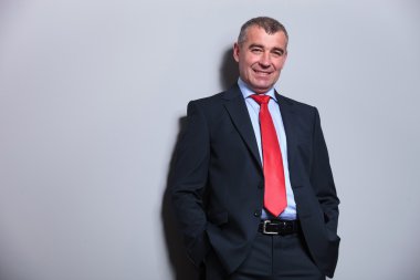 elleri cebinde holding iş adamı