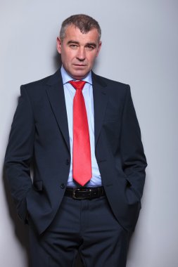 Kameraya bakarak ciddi orta yaşlı iş adamı 