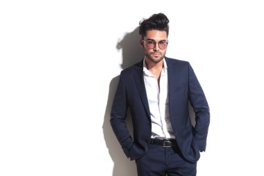 elleri cebinde tutuyor yakışıklı iş adamı