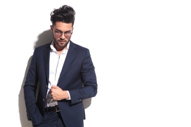 Ceketini kablolarıylaberaber bakıyordu yakışıklı iş adamı