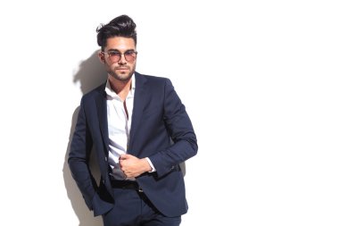 Ceketini çekerek çekici iş adamı 