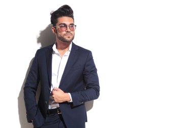 Güneş gözlüğü, giyen serin iş adamı ceketini çekerek