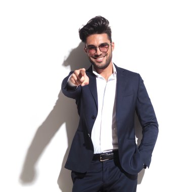 Sana işaret mutlu iş adamı