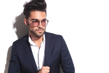  Beyaz duvara yaslanmış iş adamı 